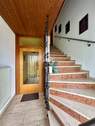 Eingang mit Treppenhaus - 