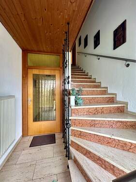 Eingang mit Treppenhaus - 