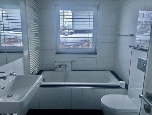Modernes Badezimmer mit Wanne, Dusche und Fenster - 