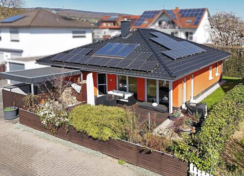Hausansicht vorne - Ganzes Haus statt Wohnung - mit Garten und Garage