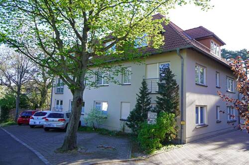 Vor dem Haus ist Platz für insgesamt 7 PKW-Stellplätze - 