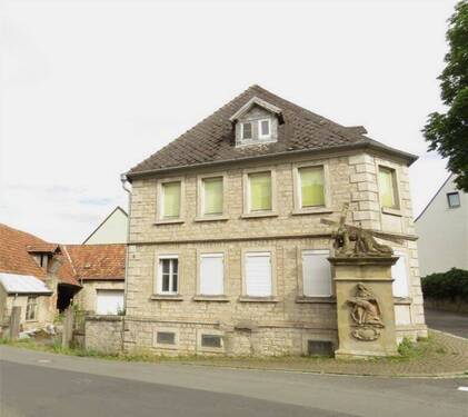 Hauptgebäude und Nebengebäude - 