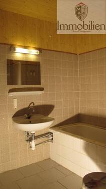 Badezimmer mit Wanne - 