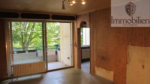 Wohnzimmer mit Zugang zur Loggia - 