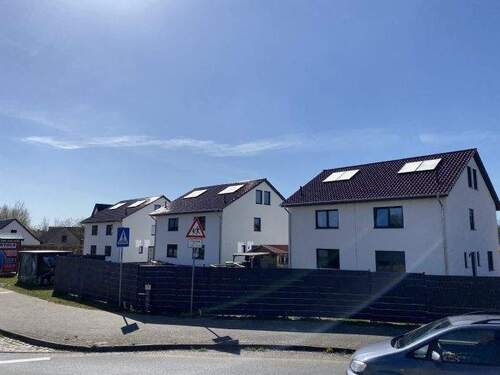 Bild 1 - + Doppelhaushälfte mit schönem Gartengrundstück + Carport +