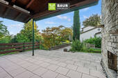 Terrasse mit Außenkamin und Gartenzugang - 