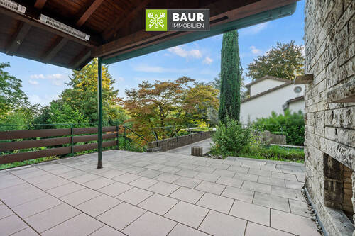 Terrasse mit Außenkamin und Gartenzugang - 