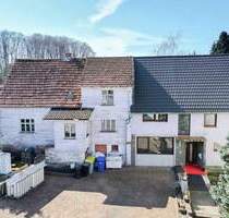 Großzügiges Doppelhaus mit vielseitigen Möglichkeiten auf 2.000 m² Grundstück - Schlüchtern Wallroth