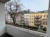 Wohnung_Balkonaussicht - ca. 4,70 m² Loggia zwischen Breitenbachplatz & Schloßstraße