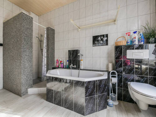 Etagenwohnung (Bad 1 a) - 