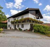 - Gepflegtes Zweifamilienhaus samt Nebengebäuden und zusätzlichen Bauplatz - - Konzell