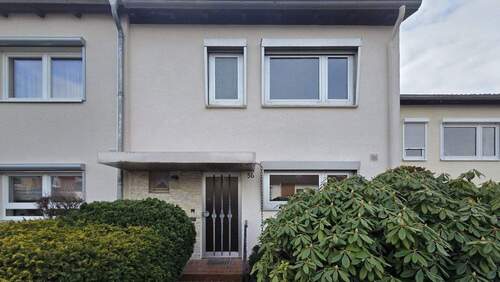 Ansicht Eingangsseite - Reihenmittelhaus im beliebten Ortsteil Heidberg.