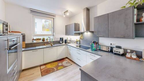 Offen gestaltelte Küche - 5 Zimmer Doppelhaushälfte in Zell am Main