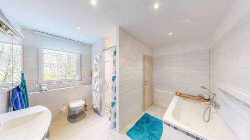 Tageslichtbad mit Badewanne und Dusche - Doppelhaushälfte mit 152,60 m&sup2; in Zell am Main zum Kaufen