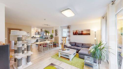 Wohnzimmer mit Blick in die Küche - 