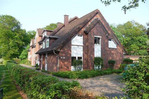 Außenansicht - Hude-Süd: Renovierte 3-Zimmer-Maisonettewohnung mit Balkon und Carport