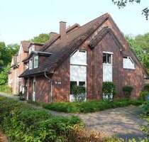 Hude-Süd: Renovierte 3-Zimmer-Maisonettewohnung mit Balkon und Carport