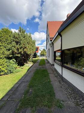 Zufahrt - 5 Zimmer Doppelhaushälfte zum Kaufen in Dresden