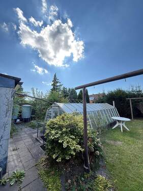 Garten mit Gewächshaus - 