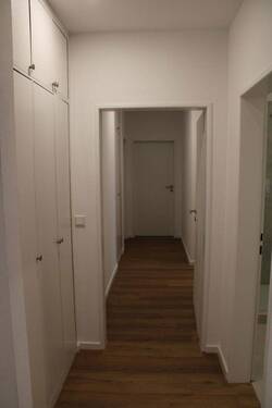 Flur mit Einbauschränken - 