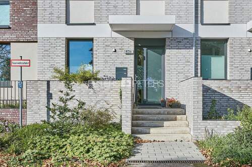 Außenansicht - + Ihr neues Zuhause auf zwei Etagen +