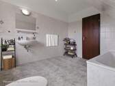 Bad mit Badewanne im OG - 