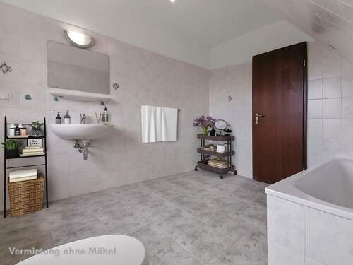 Bad mit Badewanne im OG - 
