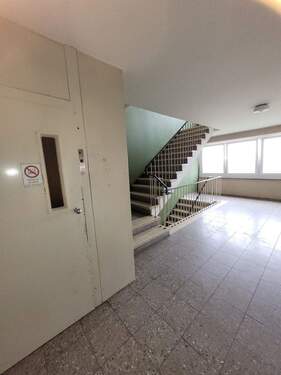 Einblick Hausflur - 2 Zimmer Etagenwohnung zur Miete in Hamburg