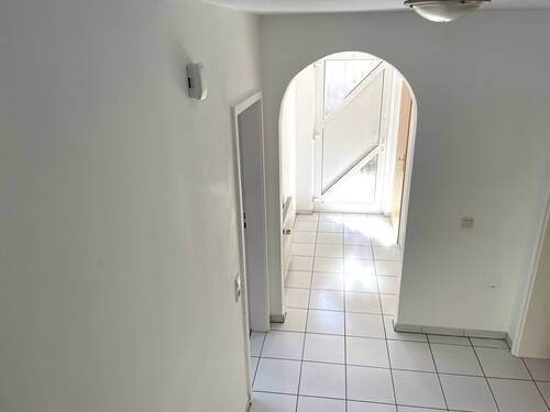 der helle Eingangsbereich - 4 Zimmer Mehrfamilienhaus, Wohnhaus zum Kaufen in Oldenburg