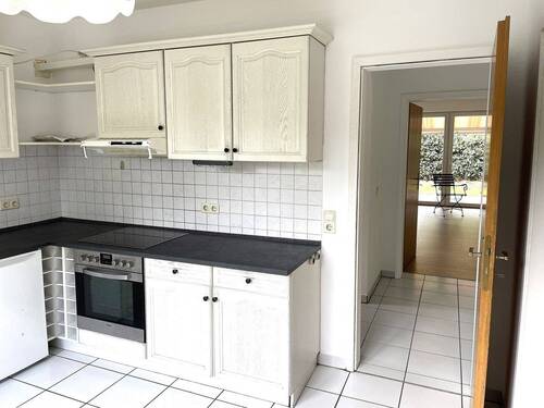 die Küche bietet ausreichend Platz - 4 Zimmer Mehrfamilienhaus, Wohnhaus in Oldenburg