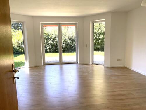 lichtdurchflutetes Wohnzimmer - Mehrfamilienhaus, Wohnhaus mit 105,00 m&sup2; in Oldenburg zum Kaufen