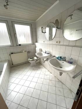großzügiges Bad mit 2 Waschbecken - 