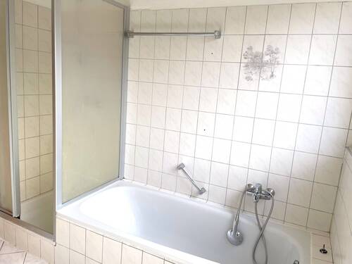 Wanne zum Entspannen und Dusche - 