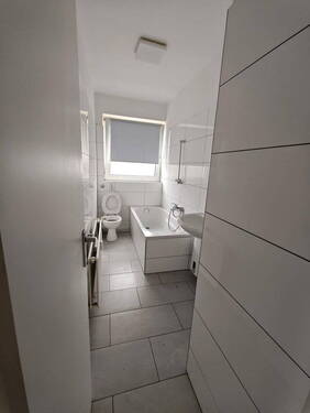 Bild 1 - Sanierte 3,5-Zimmer-Wohnung in fußläufiger Uni-Nähe (150 m) - Balkon & Tageslichtbad