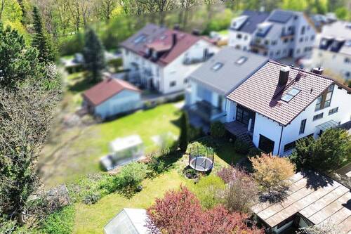 Außenansicht Nord-West mit Garten - 8 Zimmer Einfamilienhaus in München