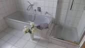 Badewanne mit Tellerdusche - 
