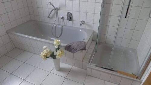 Badewanne mit Tellerdusche - 