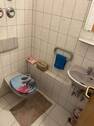 modernes Gäste-WC in hellem Design - 