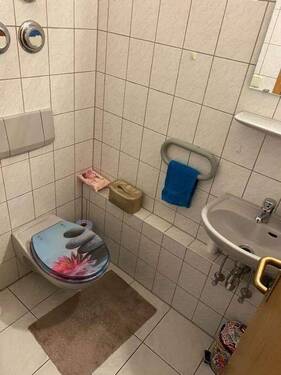modernes Gäste-WC in hellem Design - 