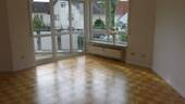 Wohnzimmer mit Parkett - direkter Balkonzugang - - Mühlheim am Main City (nicht Lämmerspiel) helle sympathische Wohnung mit 2 PKW Stellplätzen