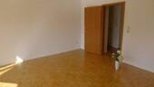 Wohnzimmer mit Blick nach Innen - Etagenwohnung mit 75,00 m&sup2; in Mühlheim am Main zur Miete