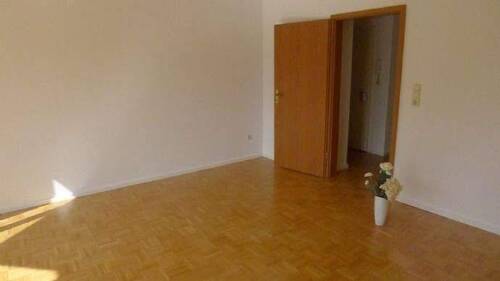 Wohnzimmer mit Blick nach Innen - Etagenwohnung mit 75,00 m&sup2; in Mühlheim am Main zur Miete