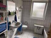 geräumiges Tageslichtbad mit Wanne und Dusche - 