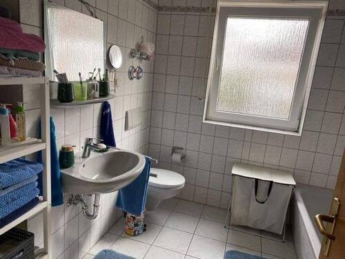 geräumiges Tageslichtbad mit Wanne und Dusche - 