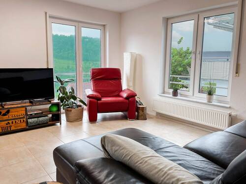 Wohnzimmer - Attraktive 4-Zimmer-Wohnung im beliebten Südhang zu vermieten