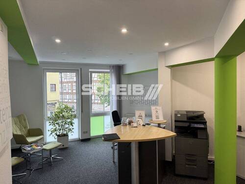 teils Teppichboden - offen gestaltetes Büro mit Blick in die Natur