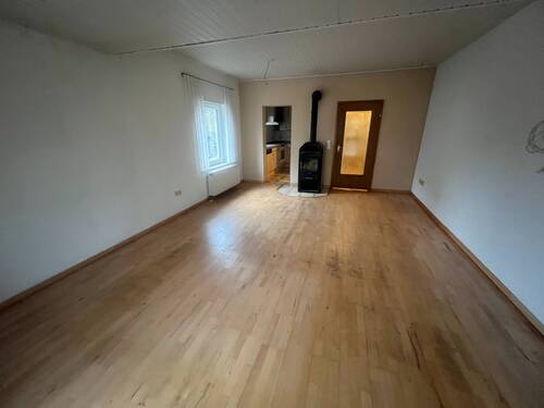 Wohn-/Esszimmmer mit Holzofen im EG Blick 1 - 