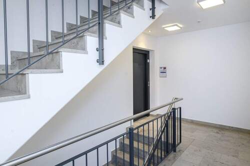 Treppenhaus mit Aufzug - 