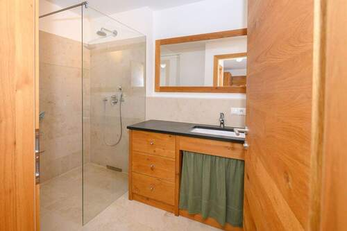 Verglaste, bodengleiche Dusche - 