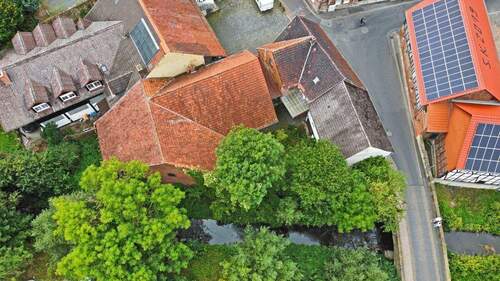 Luftbild - HISTORISCHER DREISEITHOF AN DER BAUNA SUCHT NEUEN EIGENTÜMER